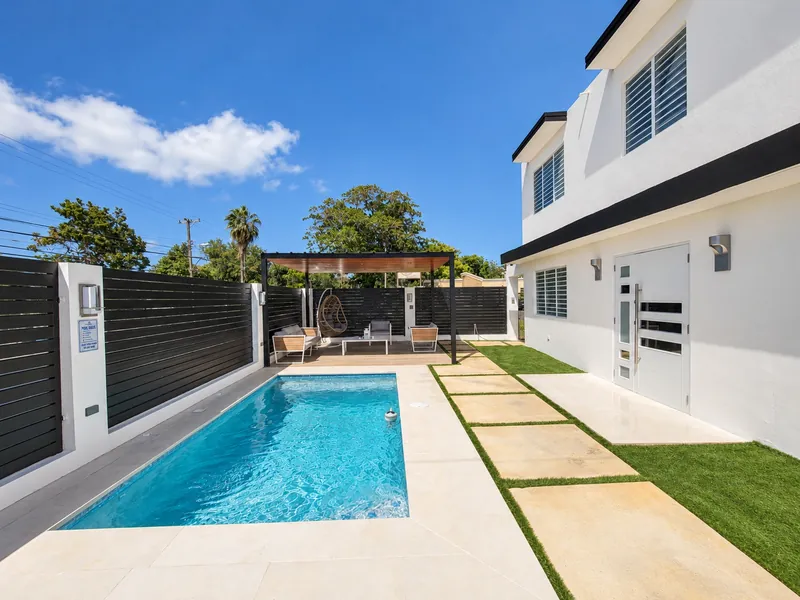 Isabela Escape House: casa blanca de dos plantas, piscina y pérgola